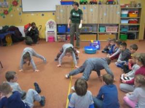 Przedszkolaki uczą się o bezkręgowcach