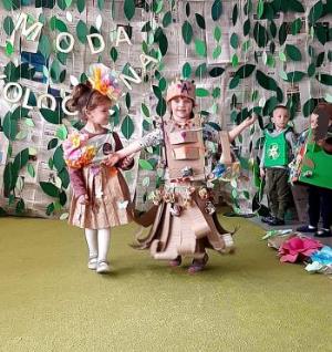 Pokaz mody ekologicznej w niepublicznym przedszkolu „Stonoga”