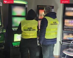 KAS i Policja zabezpieczyły w Gubinie 6 nielegalnych automatów do gier hazardowych i narkotyki